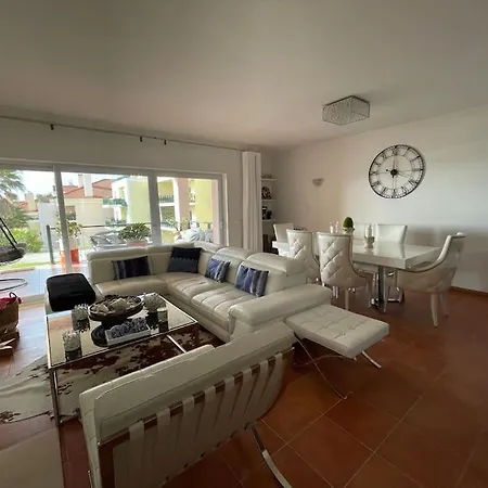 Condominio Encantador Com Piscina E Jardim Apartment